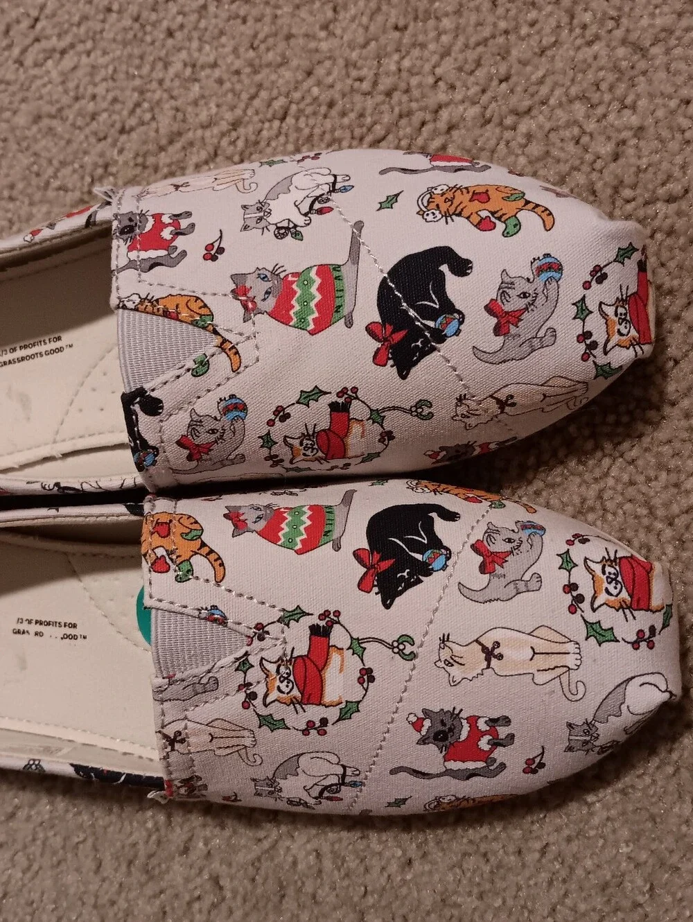 Toms Light Grey Canvas Slip-On Shoes with Multicolor Holiday Cat Print. W8.